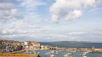 Relax and unwind with beautiful sea views.