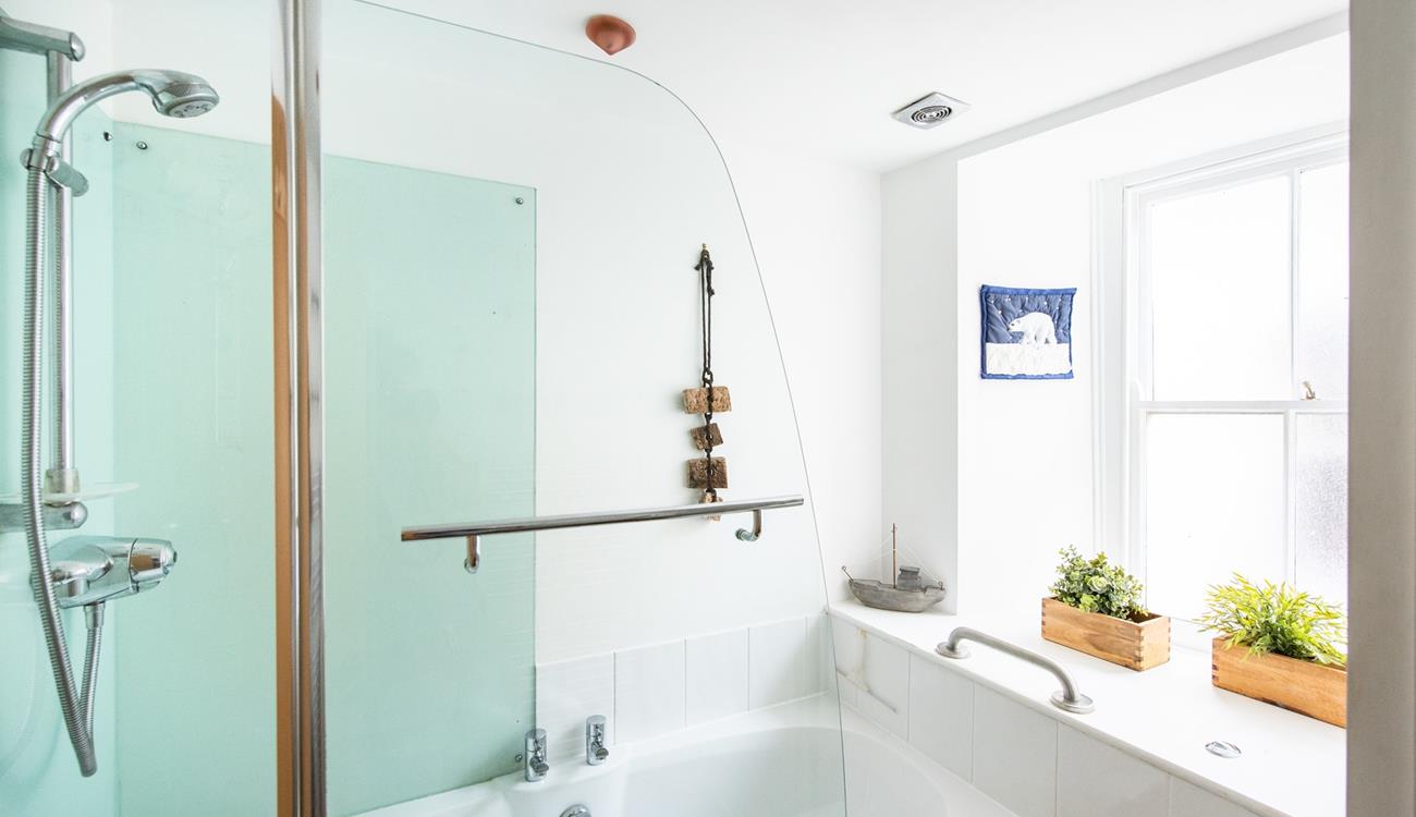 The family bathroom is a space for the family to get ready to head to Porthmeor beach.