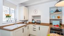 Cook up a delicious feast for your loved ones in this well-equipped kitchen! 
