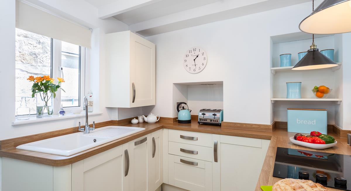 Cook up a delicious feast for your loved ones in this well-equipped kitchen! 