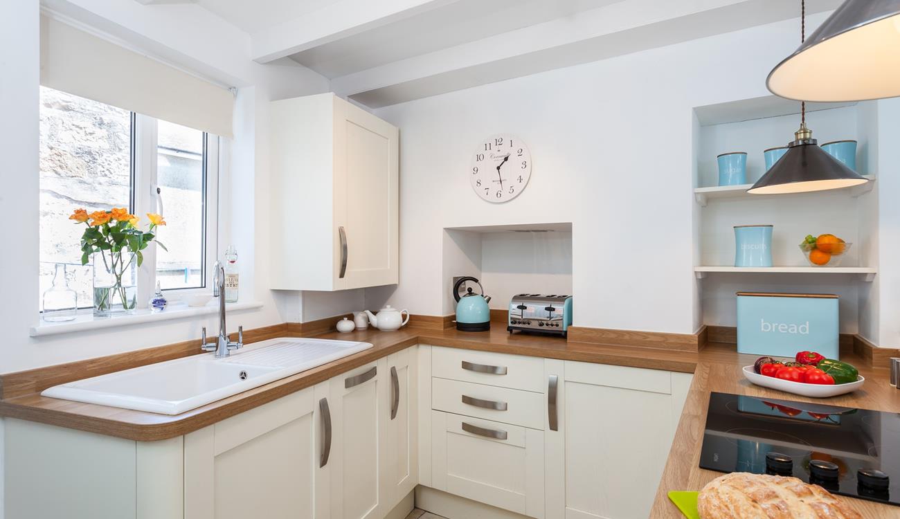 Cook up a delicious feast for your loved ones in this well-equipped kitchen! 