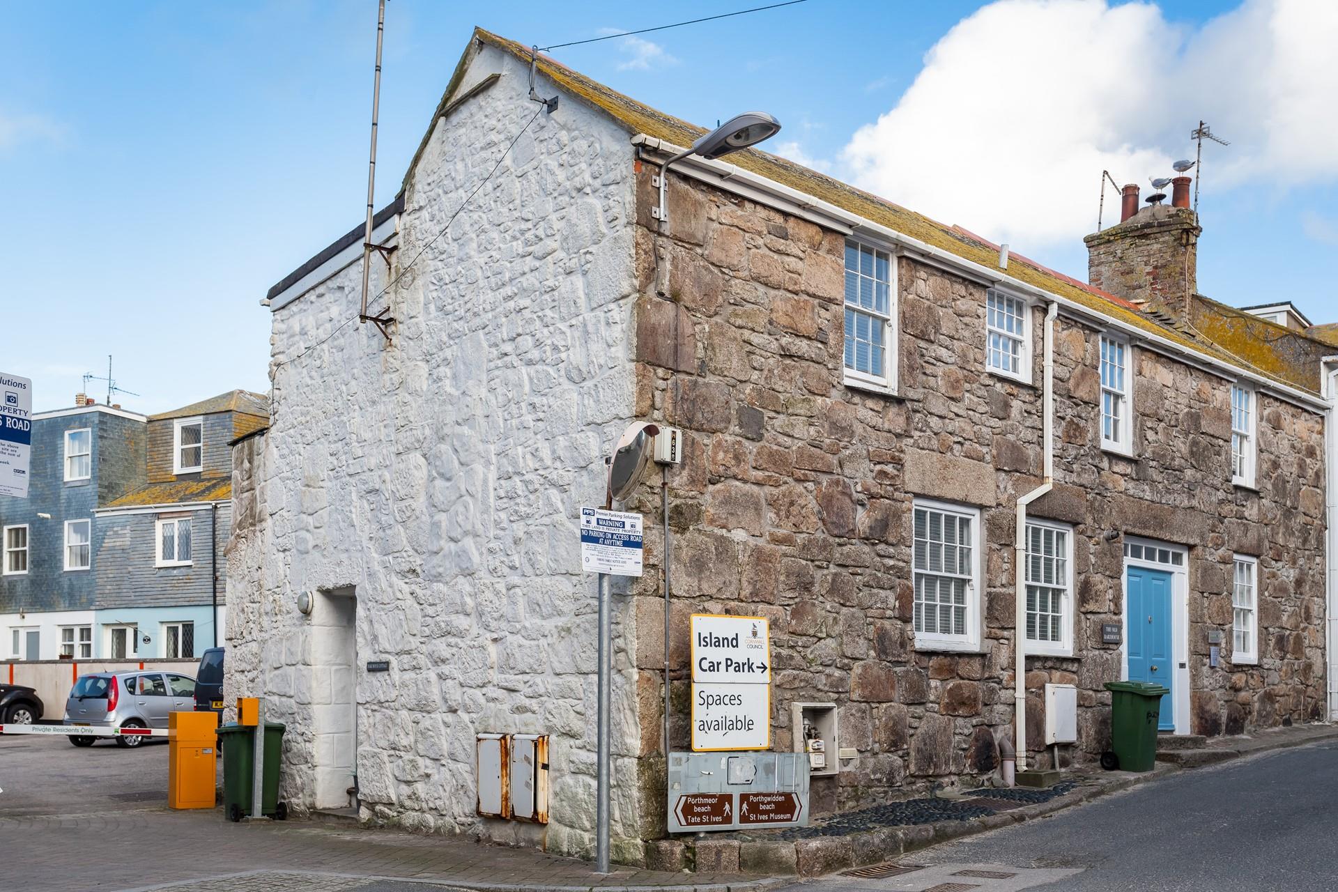 Bakehouse Cottage is pet friendly too, so your pooch won't need to miss out on the holiday fun!