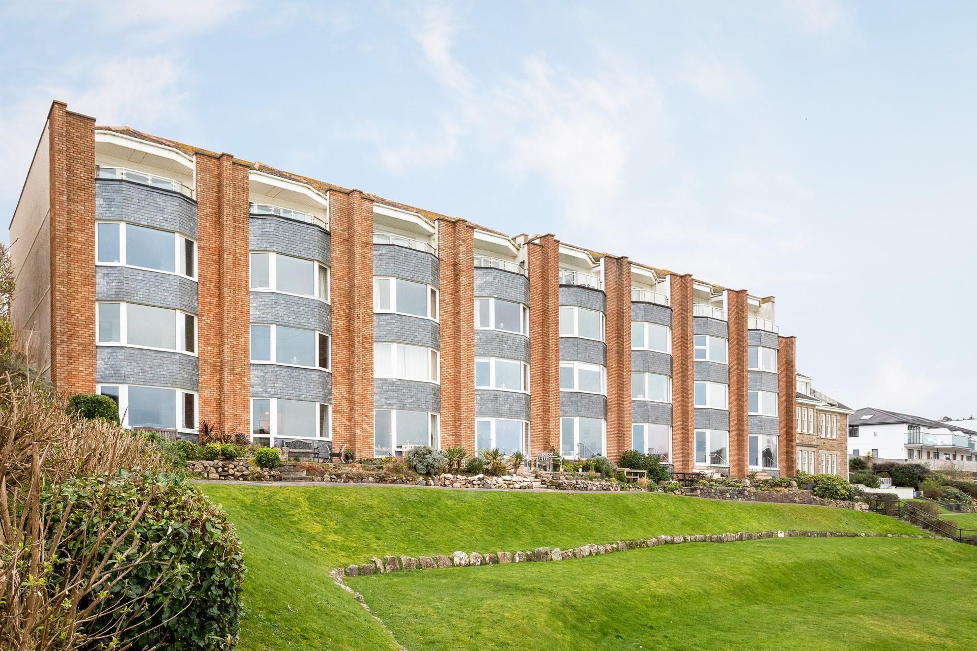 Wave Watch benefits from the use of communal gardens to the front of the property, which lead directly to the South West Coast Path. 