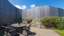 Make the most of the sunny mealtimes and dine outside. 