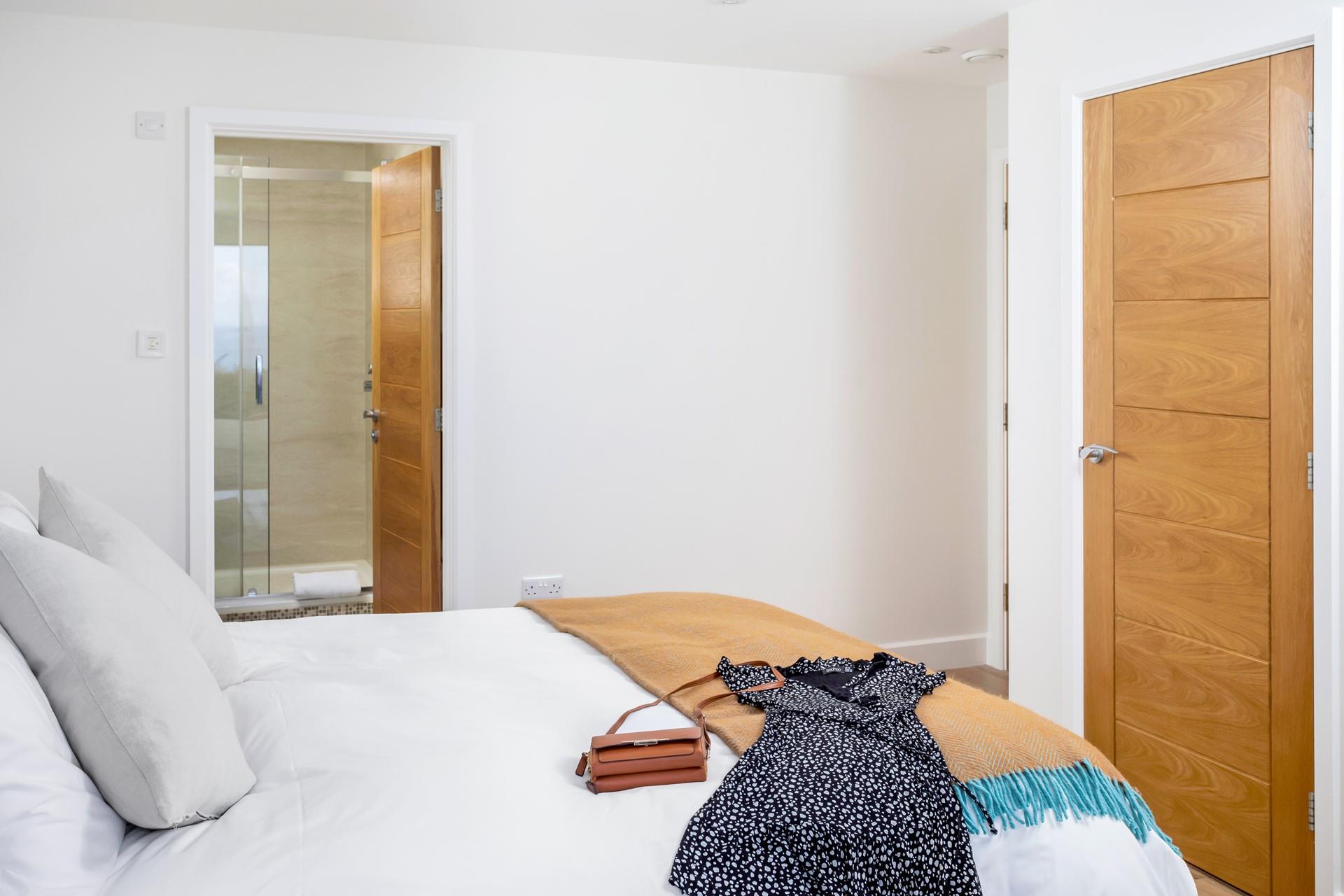 Roll out of bed from a restful night's sleep and take a morning shower in the en suite.