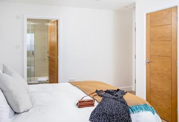 Roll out of bed from a restful night's sleep and take a morning shower in the en suite.