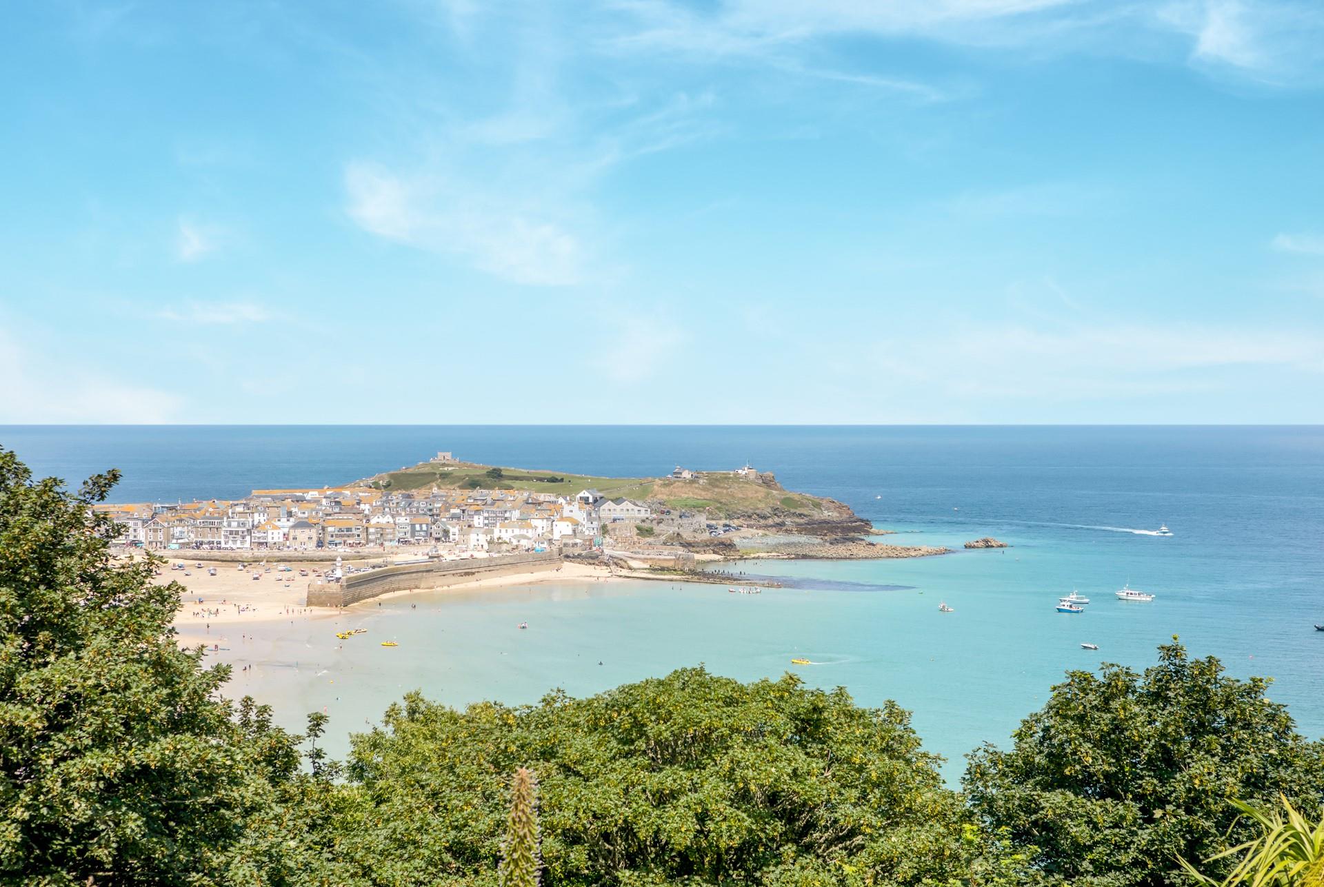 Spot the iconic Smeaton's Lighthouse!