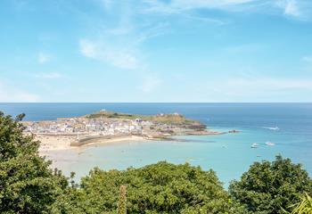 Spot the iconic Smeaton's Lighthouse!