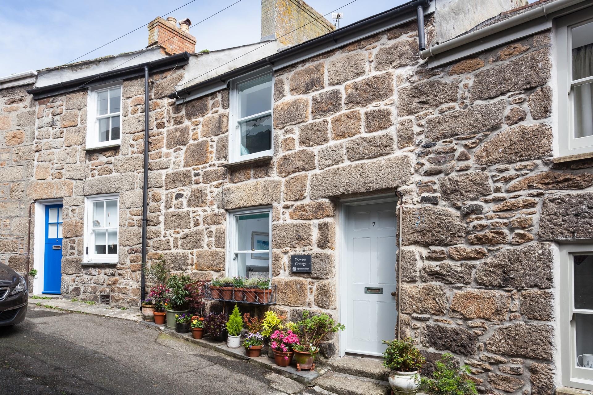 Mowzer Cottage is a traditional Cornish cottage just moments from Mousehole Harbour.