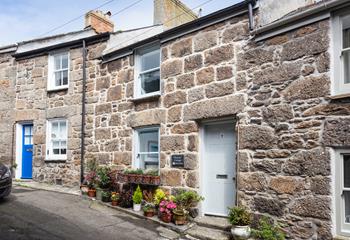 Mowzer Cottage is a traditional Cornish cottage just moments from Mousehole Harbour.