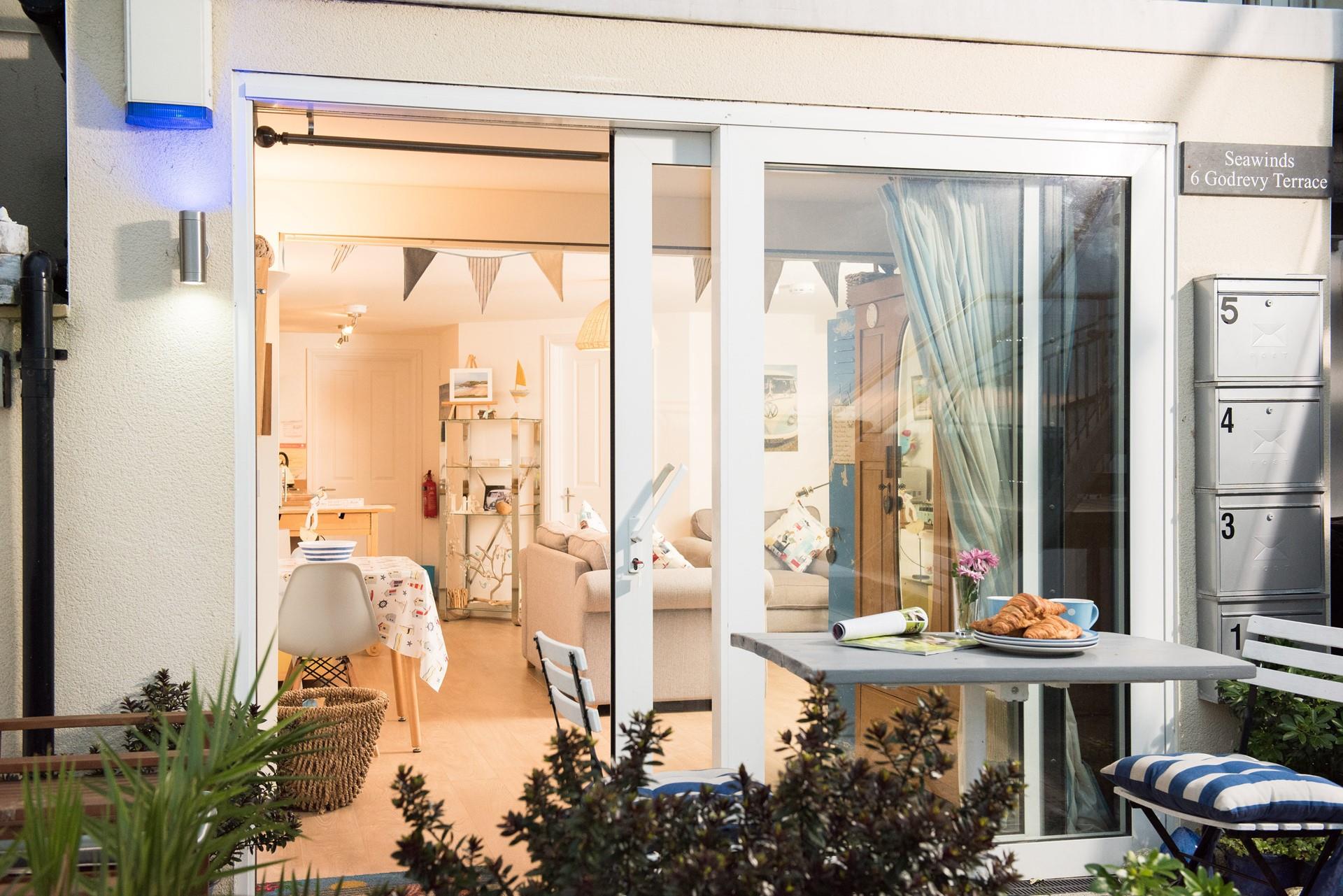 Open up the door and let the sunshine and sea air freshen up the cosy apartment. 