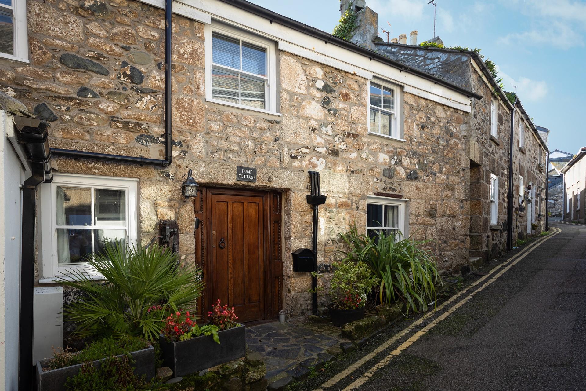 A truly enchanting retreat, Pump Cottage is a listed cottage just a minute's walk from the heart of St Ives.