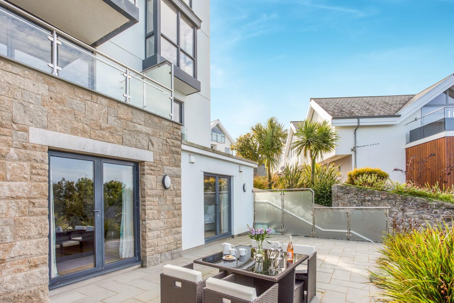 Pick up some local delicacies from nearby St Ives and enjoy al fresco.