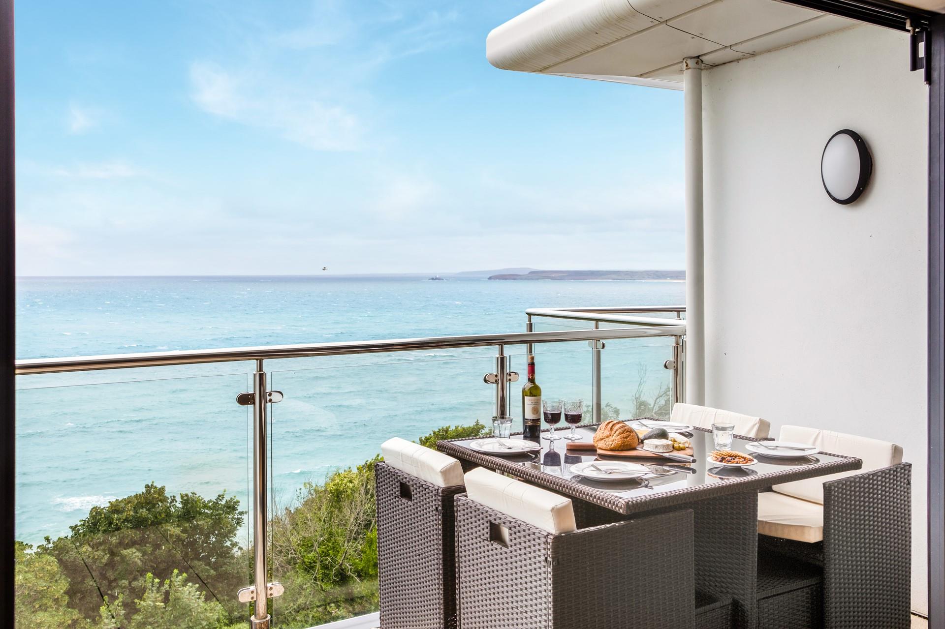Spend days strolling through St Ives cobbled lanes and evenings relaxing on the balcony.