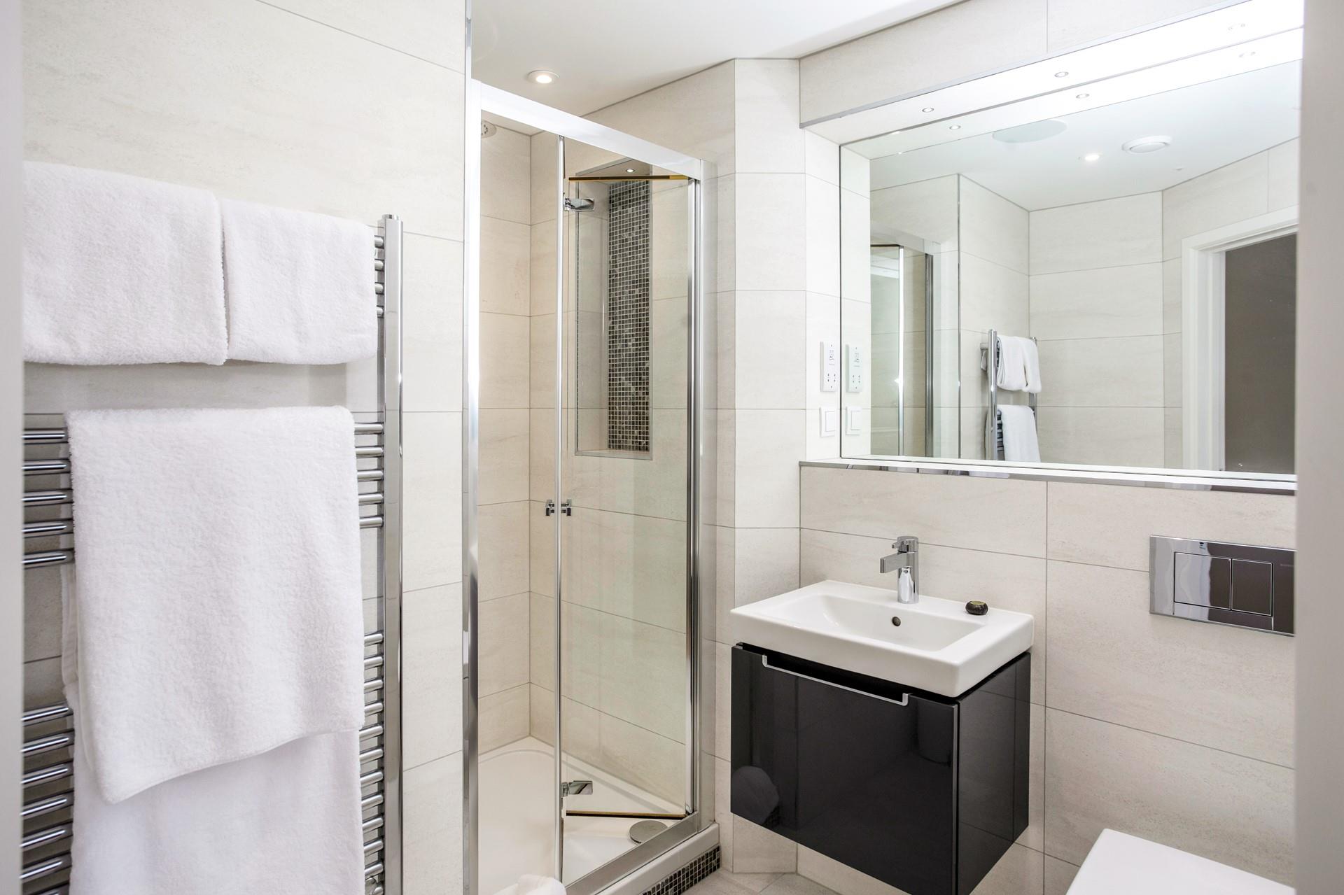 Wash away sandy toes in the stylish en-suite.