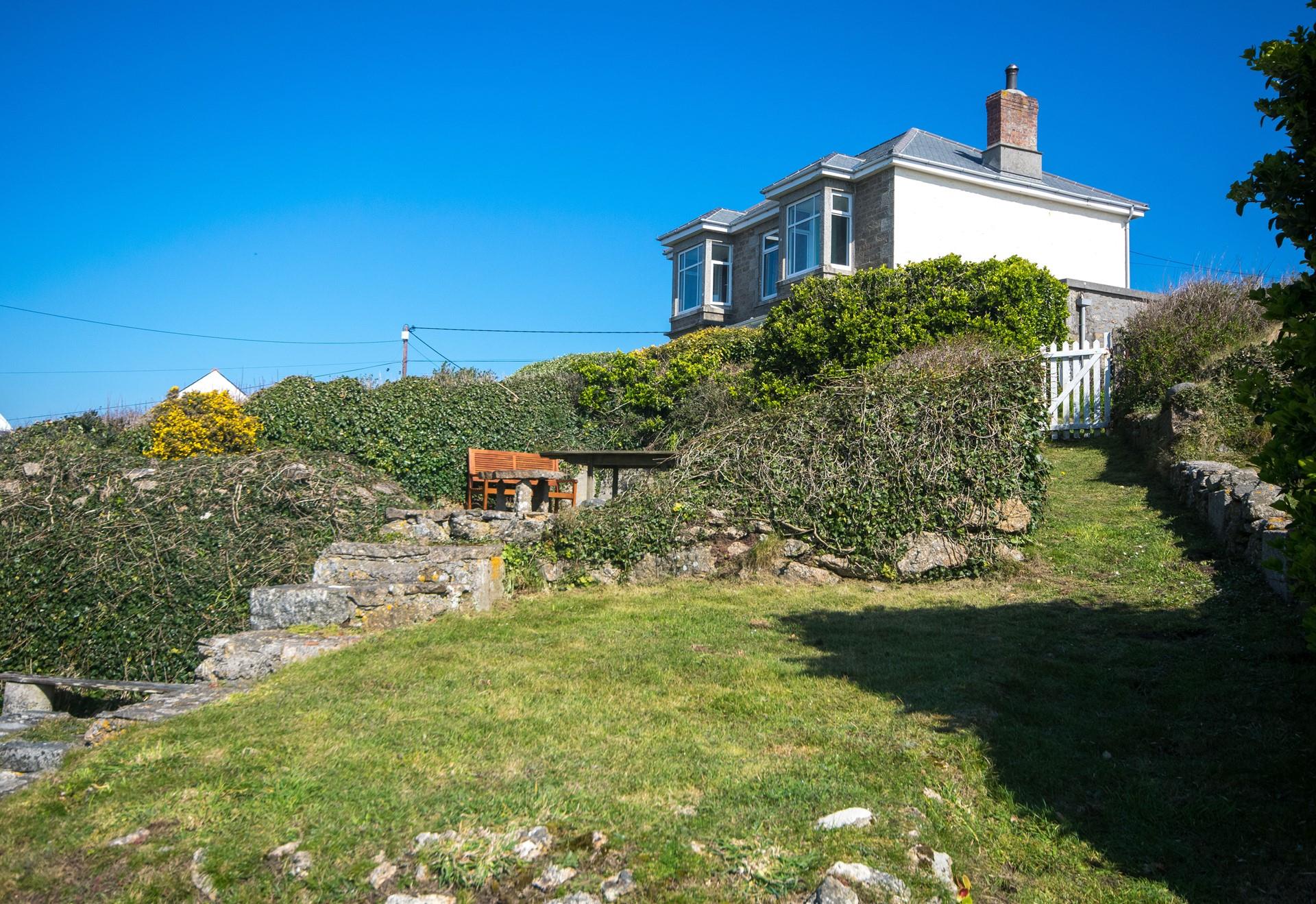 Perched up above Porth Chapel Cove, Heatherlands is perfect for those wanting to explore the very tip of the British coastline.