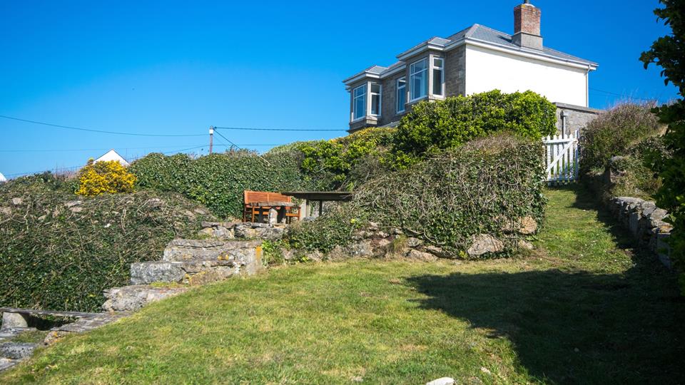 Perched up above Porth Chapel Cove, Heatherlands is perfect for those wanting to explore the very tip of the British coastline 