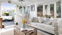 Escape to the bright summerhouse and switch off. 