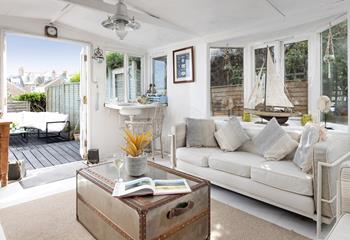 Escape to the bright summerhouse and switch off. 