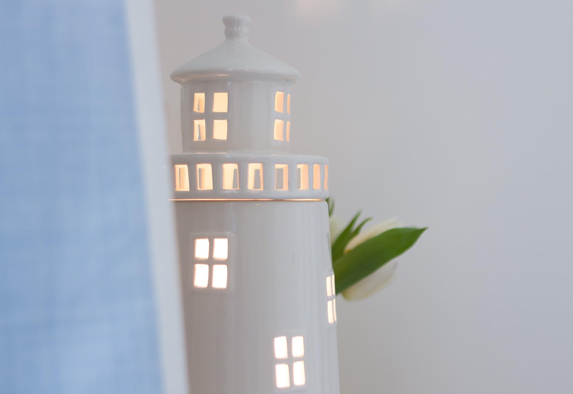 We love the seaside-inspired artwork!