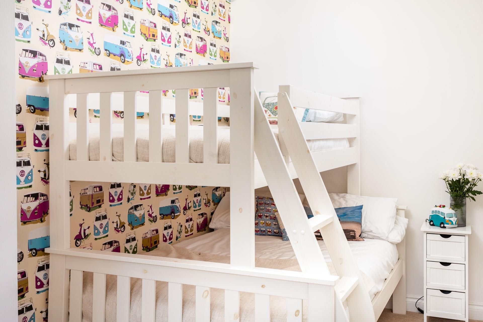 Wow, we love the stylish VW wallpaper in the kid's room!