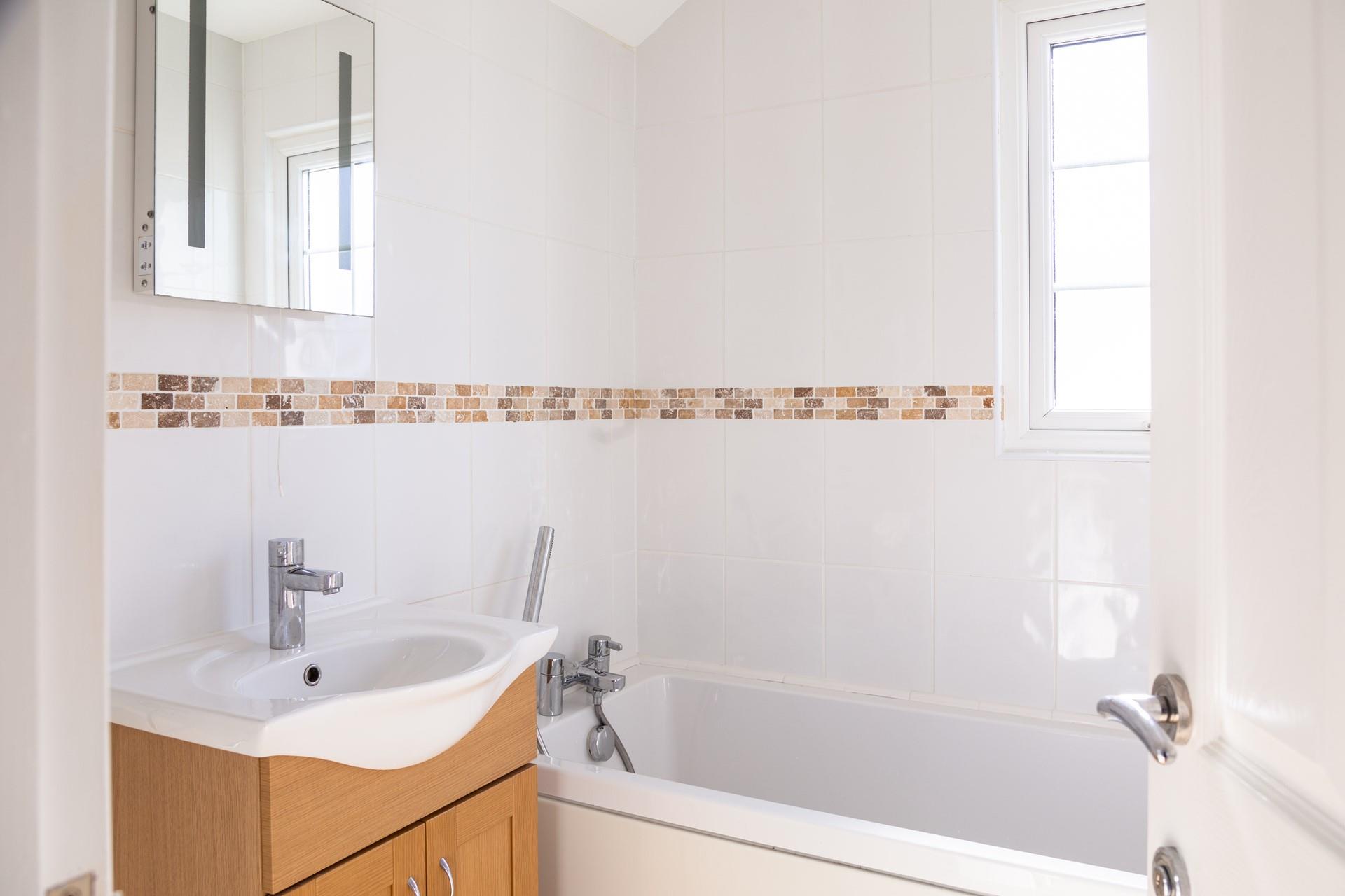 Sink into the bath at the end of a long day exploring Carbis Bay and St Ives. 