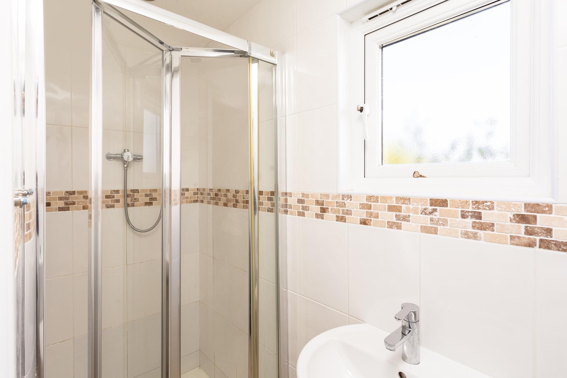 The annex benefits from an additional shower room. 