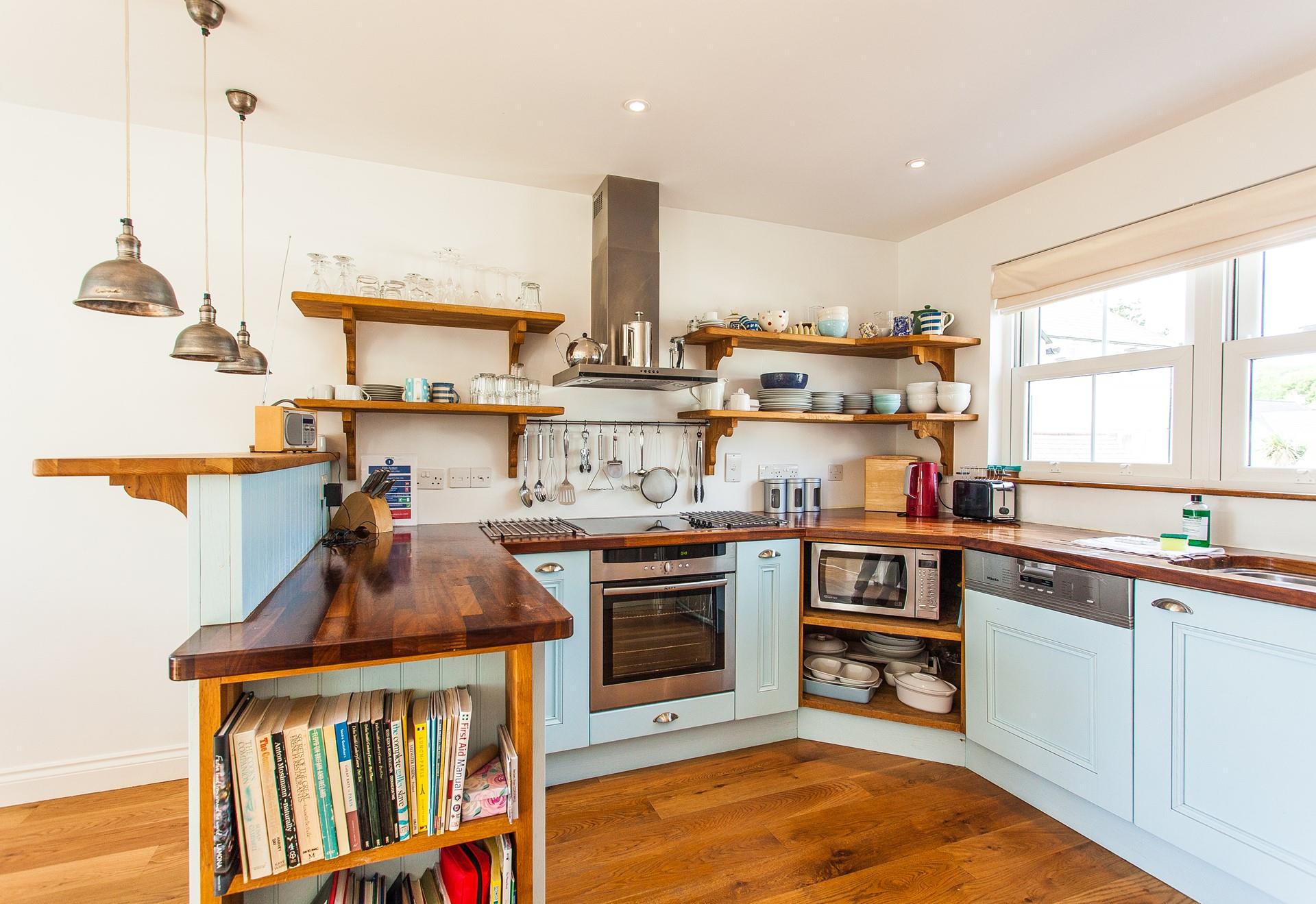 The well-equipped kitchen is ideal for cooking in. 