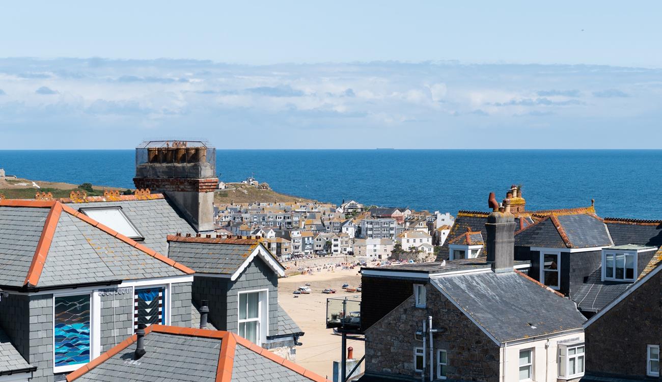 Only five minutes from Porthminster beach and a short walk to the town centre, you can explore all of the shops, pubs, delis, bistros and galleries that St Ives has to offer.