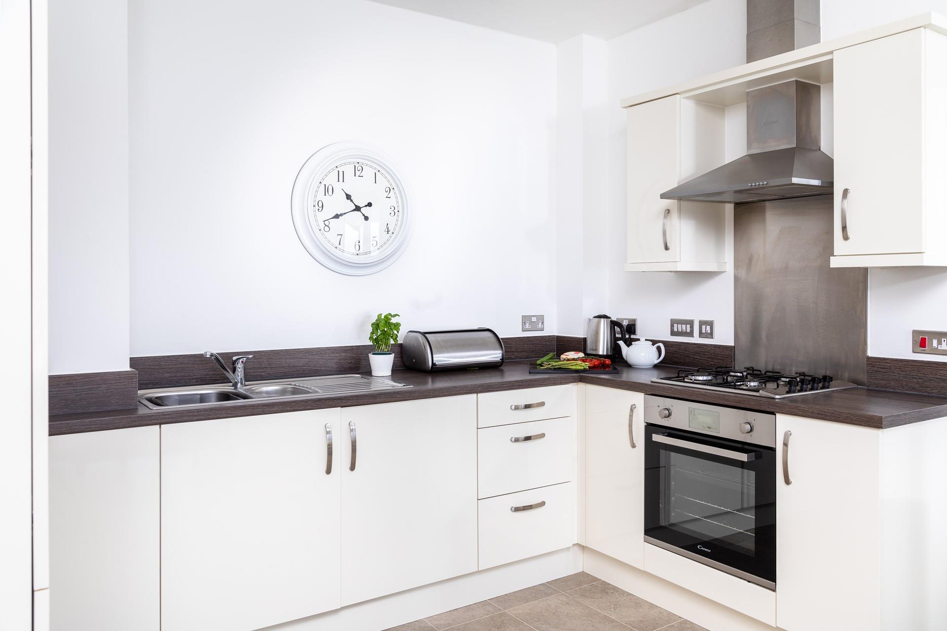 The kitchen is well-equipped and sure to bring out your inner chef! Why not whip up a batch of scones and enjoy a Cornish cream tea!