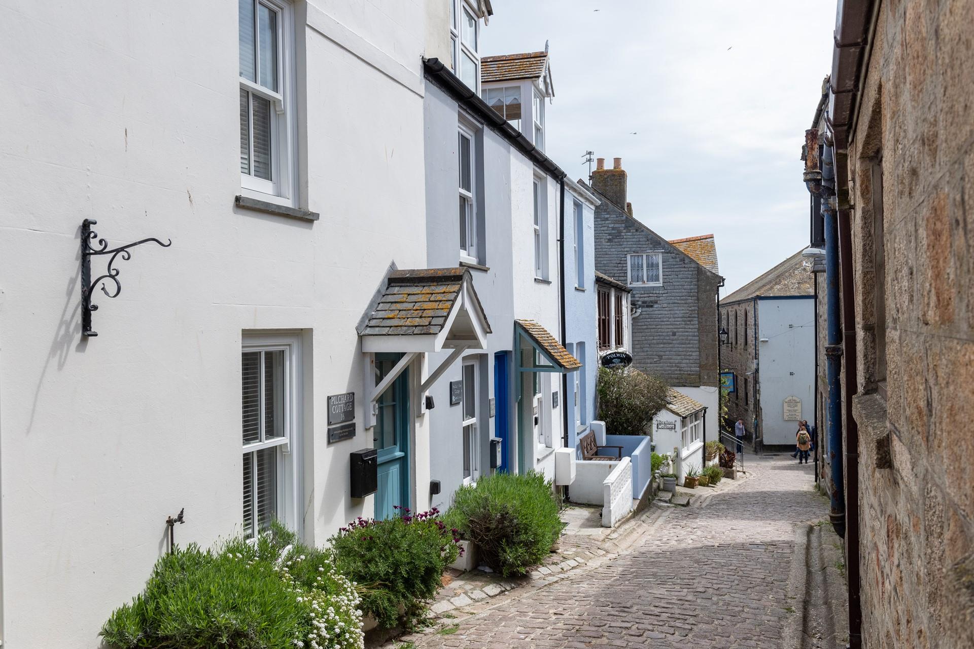 Cobblestreet Cottage is located on an enchanting street on Bunkers Hill.