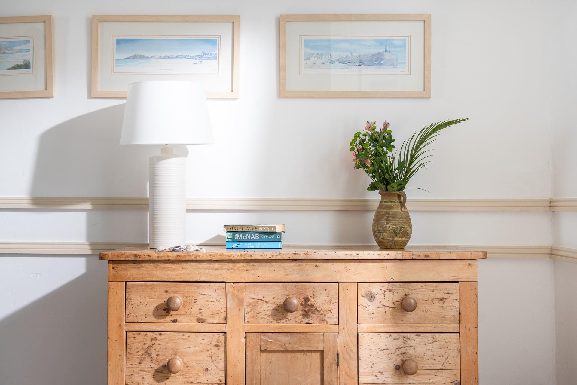 We love the pretty seaside art that is just perfect for a holiday by the sea!