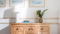 We love the pretty seaside art that is just perfect for a holiday by the sea!