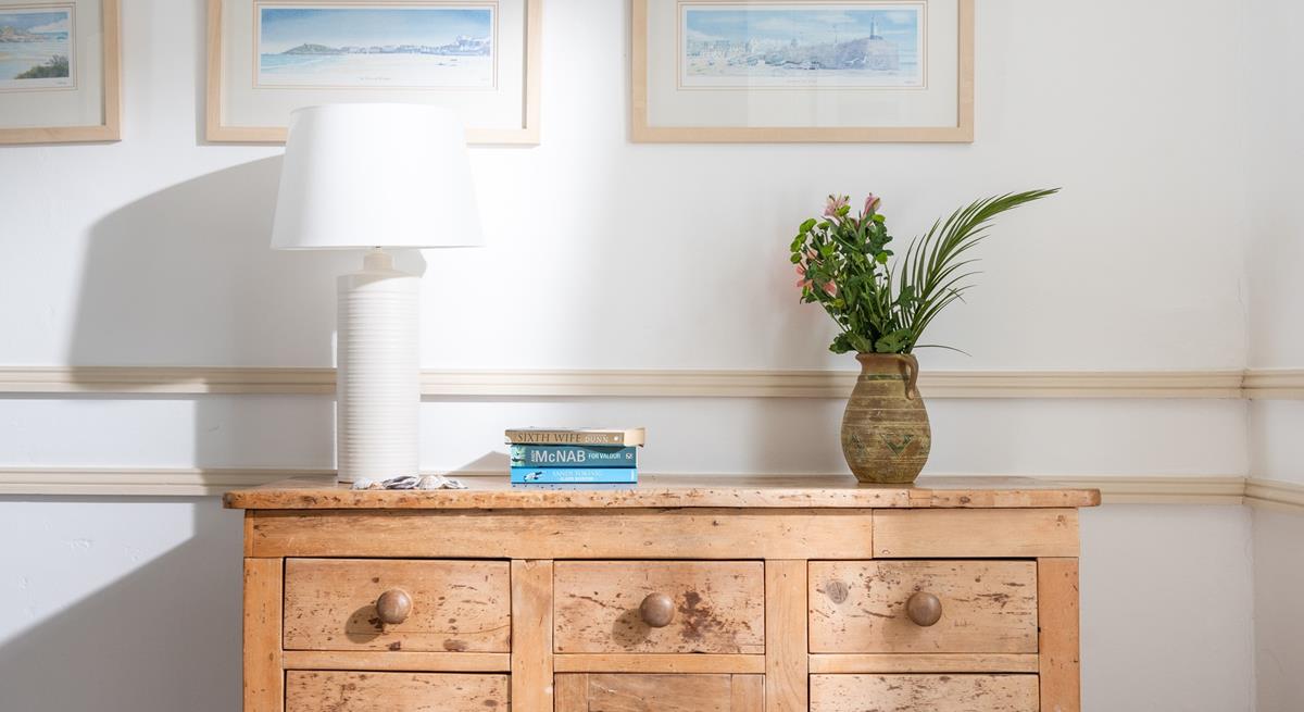 We love the pretty seaside art that is just perfect for a holiday by the sea!