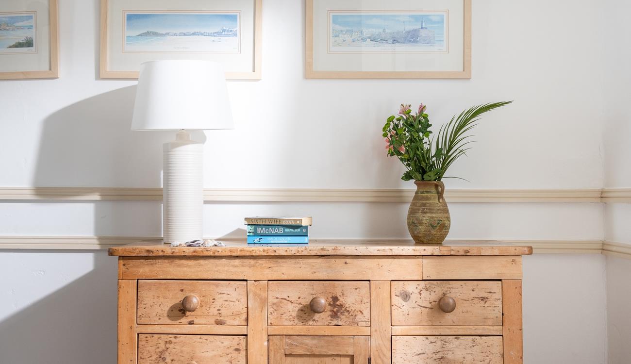 We love the pretty seaside art that is just perfect for a holiday by the sea!