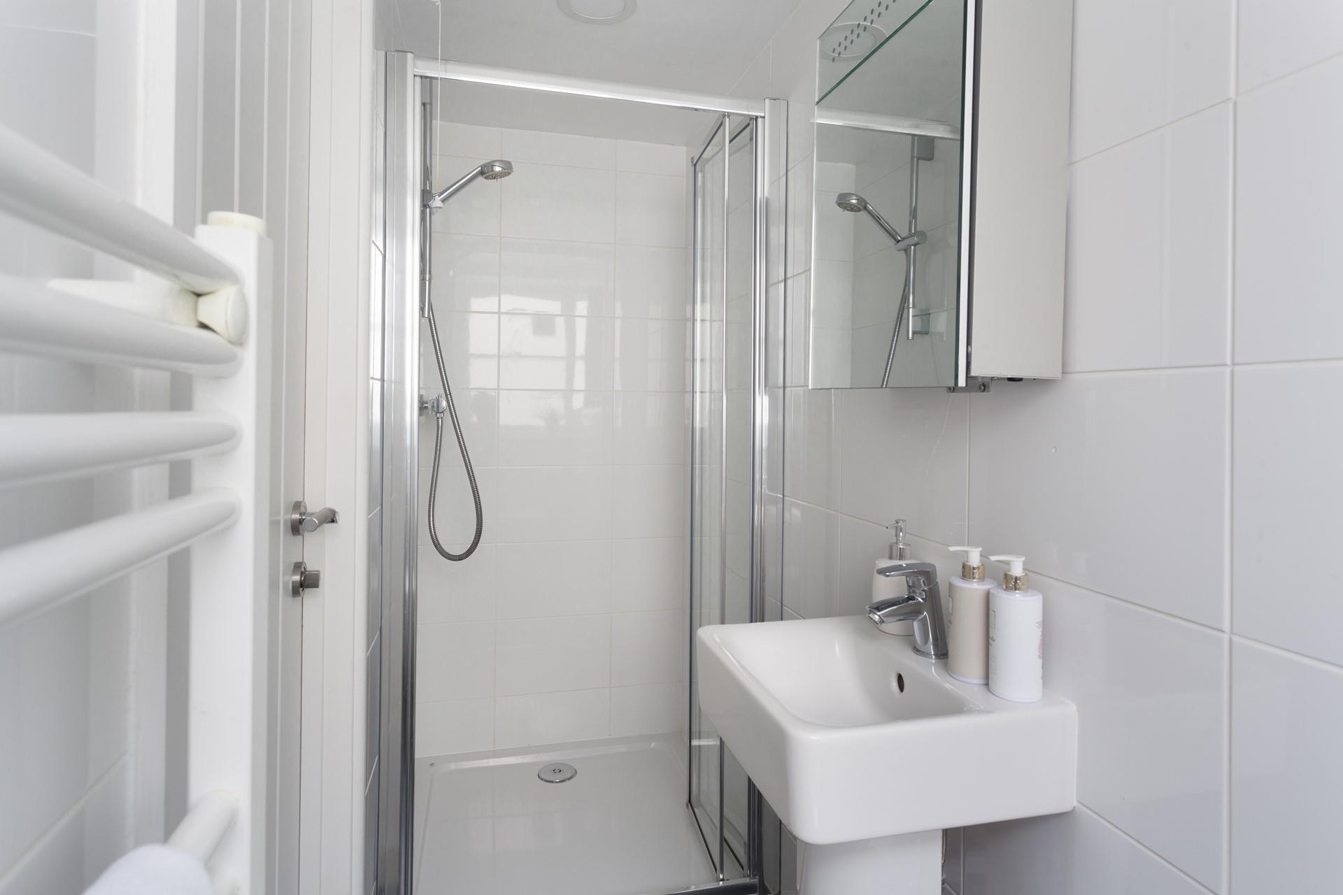 Start your day with an invigorating shower in the en suite!