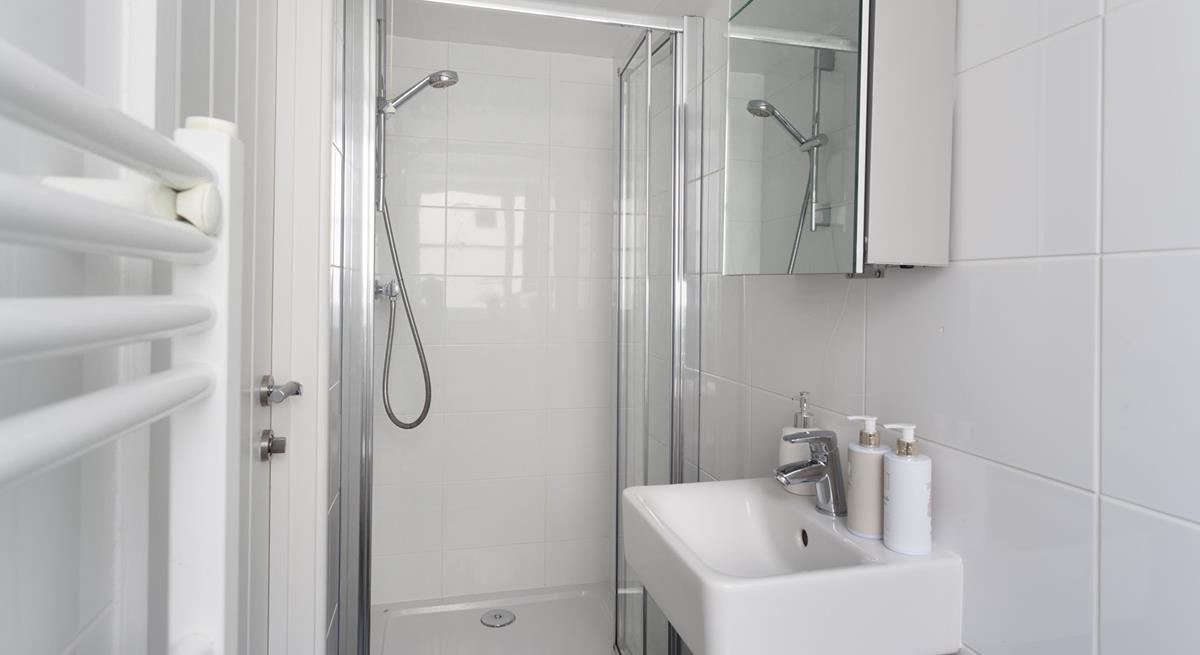 Start your day with an invigorating shower in the en suite!