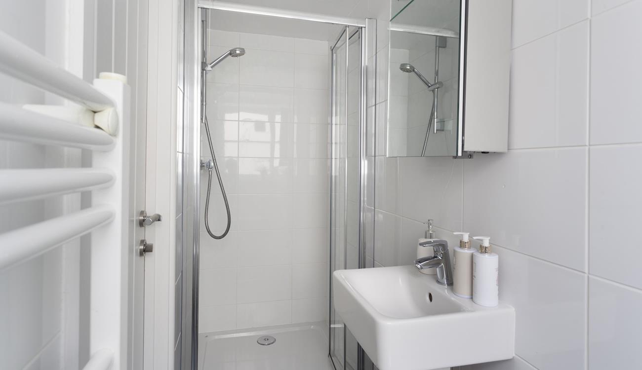 Start your day with an invigorating shower in the en suite!