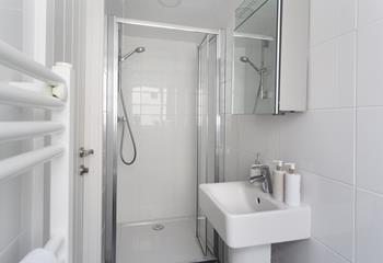 Start your day with an invigorating shower in the en suite!