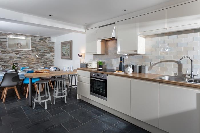 Beach Retreat - 15A St Eia Street, Sleeps 6 in Downalong