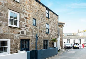 Just a short stroll from the beautiful beaches of St Ives, perfectly located for spending days relaxing on the sand.