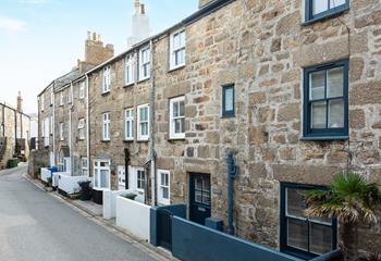 Wander into town and explore the quaint cobbled streets of St Ives, pop into the shops to buy souvenirs to take home.