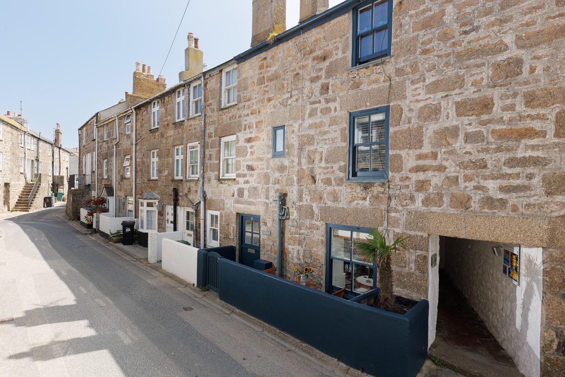 Just a short stroll from the beautiful beaches of St Ives, perfectly located for spending days relaxing on the sand.