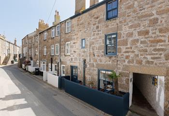 Just a short stroll from the beautiful beaches of St Ives, perfectly located for spending days relaxing on the sand.