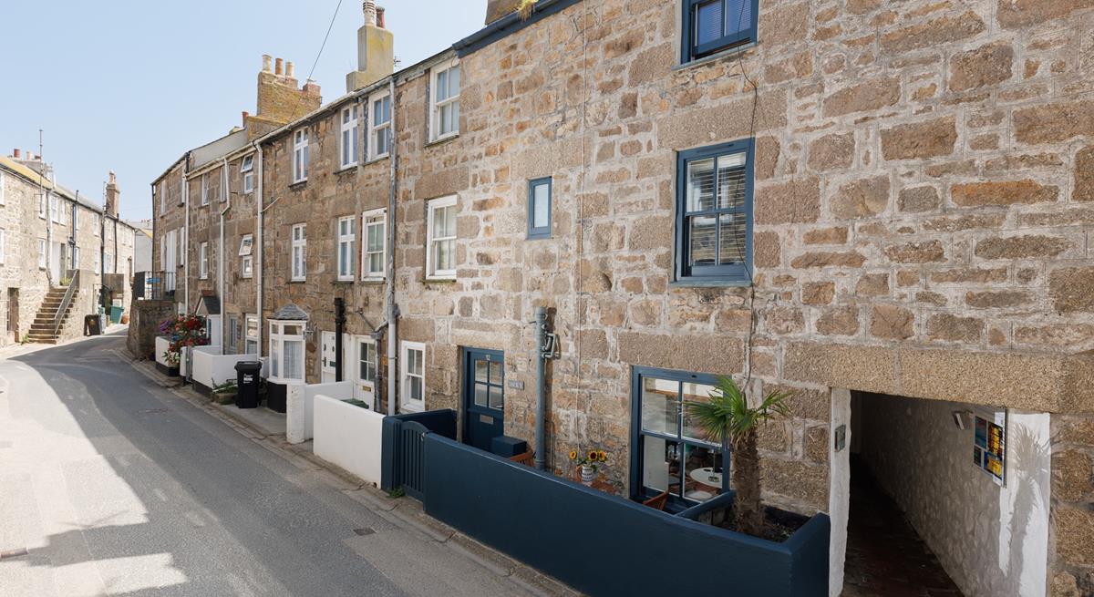 Just a short stroll from the beautiful beaches of St Ives, perfectly located for spending days relaxing on the sand.
