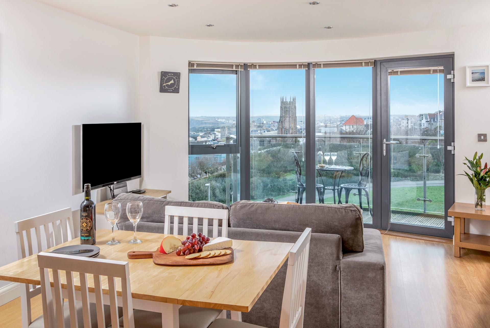 With its cosy sofas, this is the perfect place to socialise, plan your day or relax in the evening.