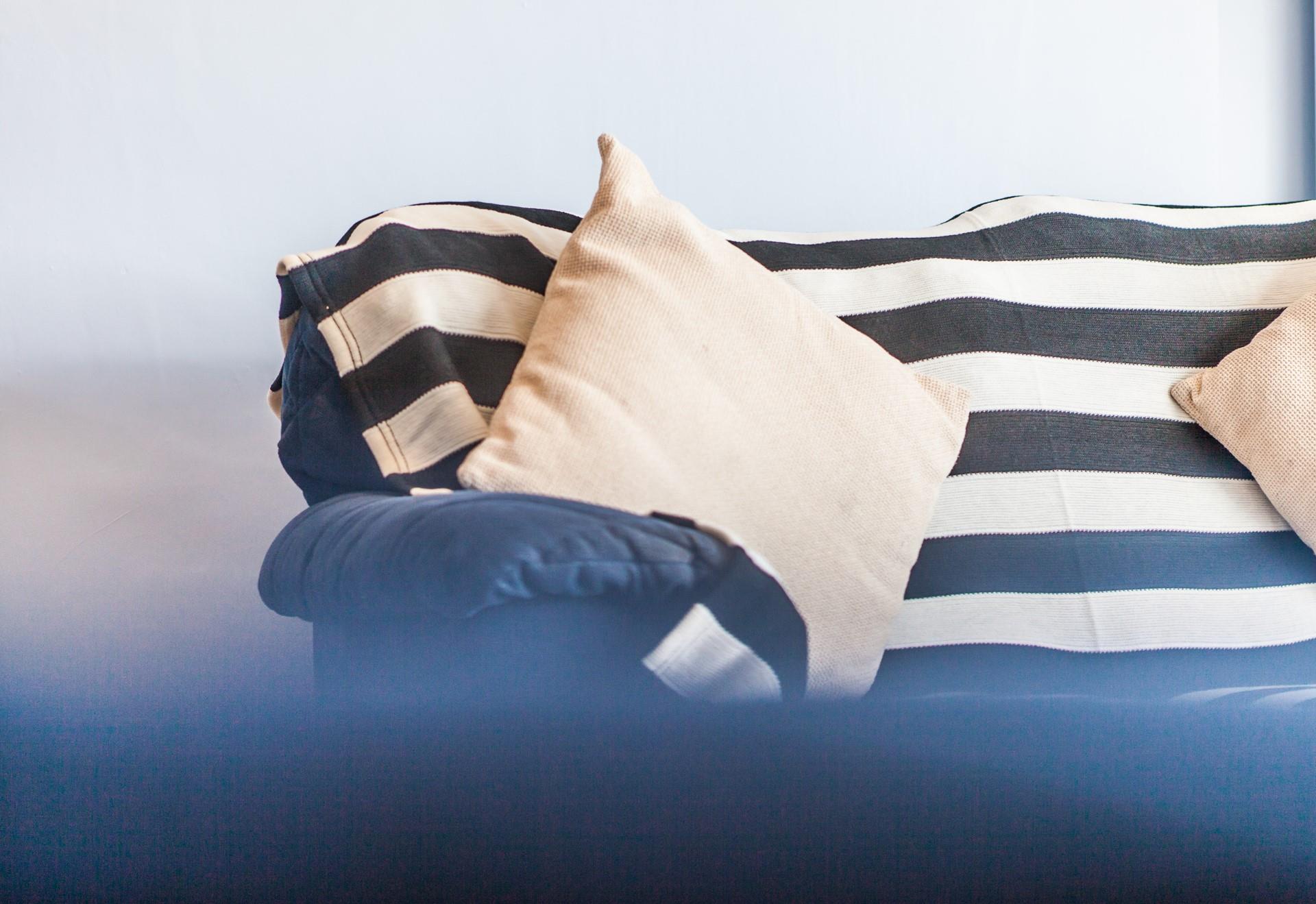 Relax on the sofa and enjoy the spectacular sea views. 