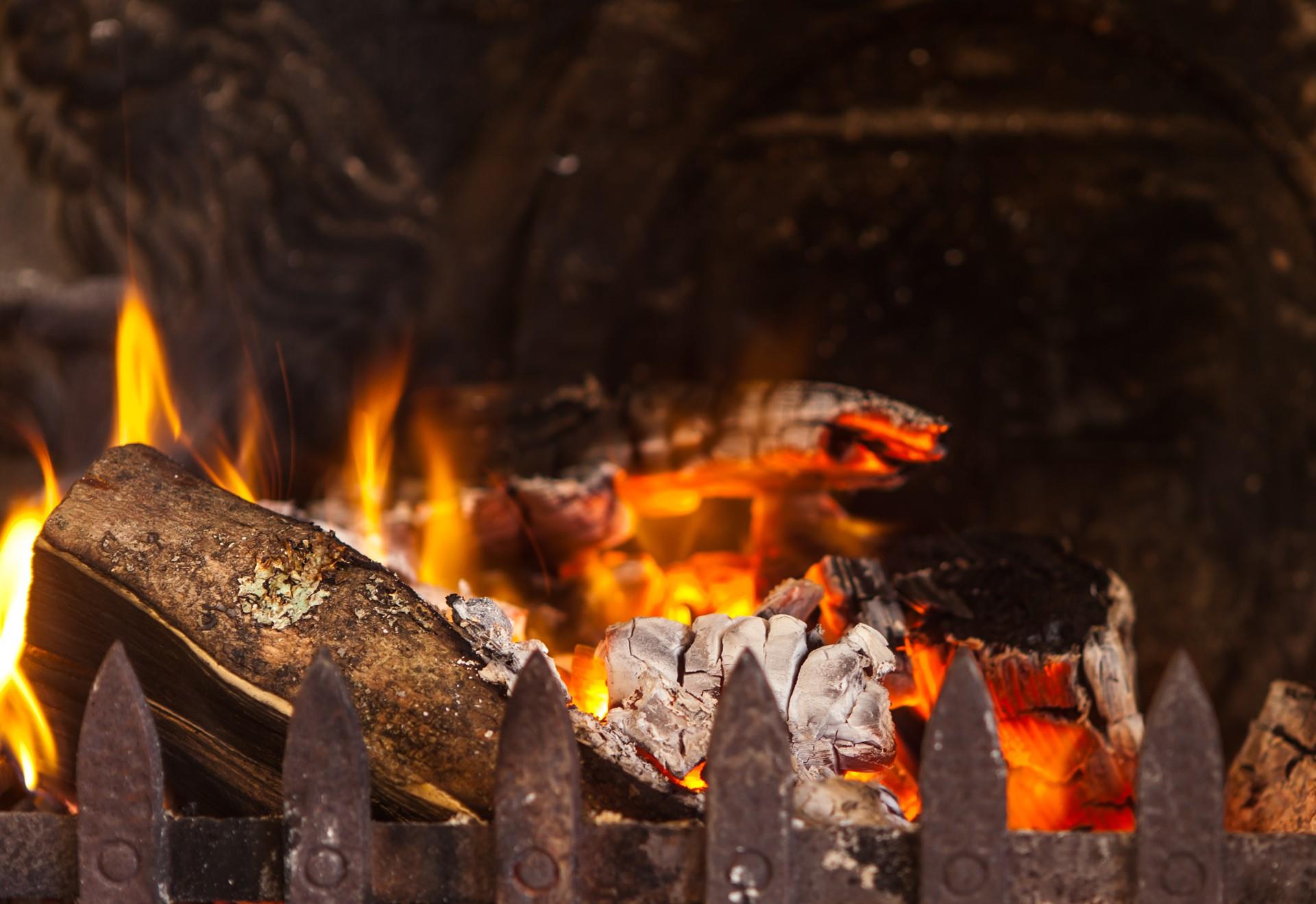 An open fire gives the room an extra cosy feel, perfect for chilly evenings or winter days.