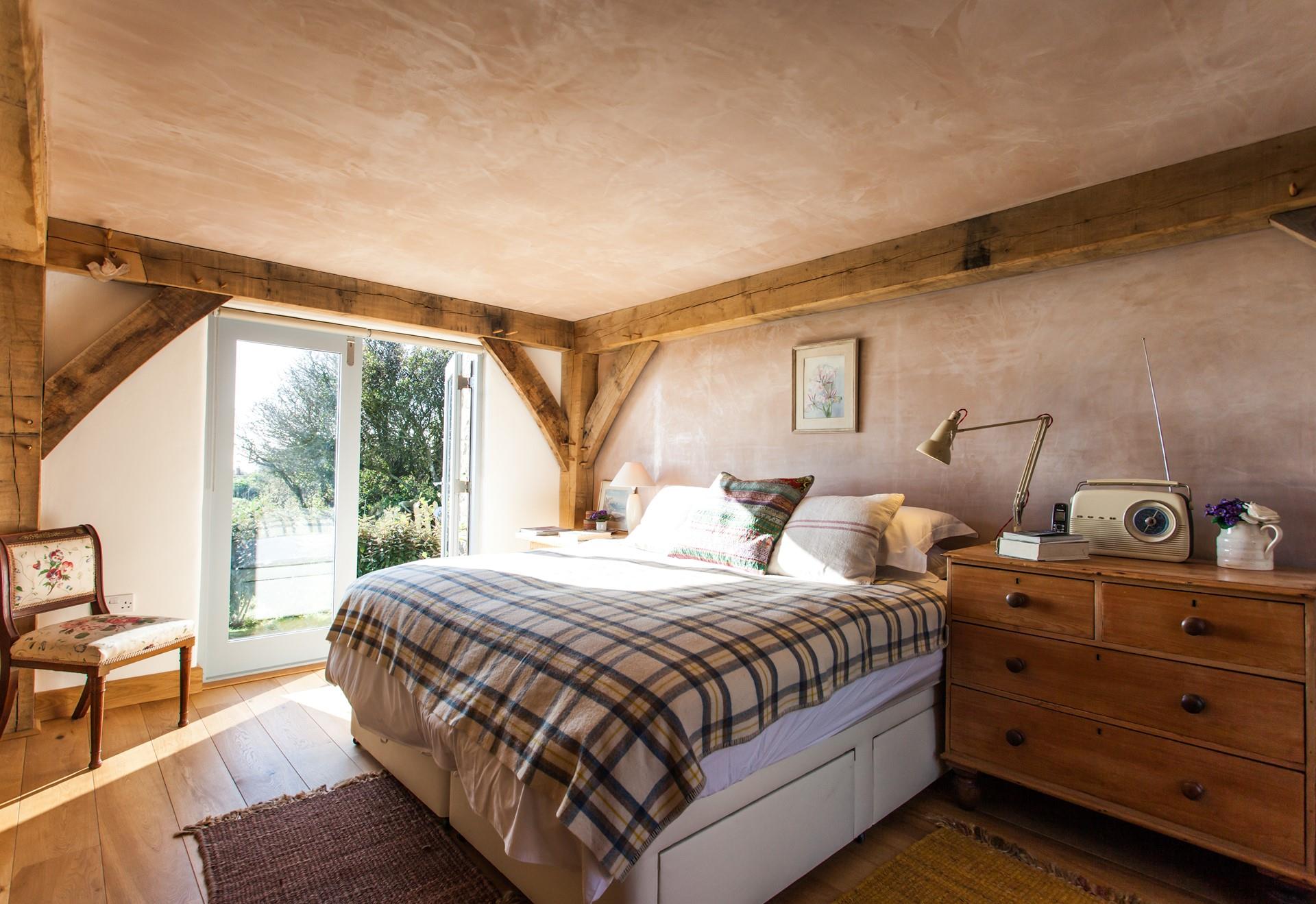 Soothing earthy colours, wooden furniture and tasteful, minimalistic decor make this gorgeous bedroom a delight to sleep in.