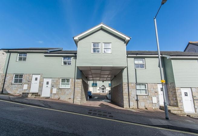 Located just 5 minutes from the centre of town, Bella Vista is a stunning bolthole for two.